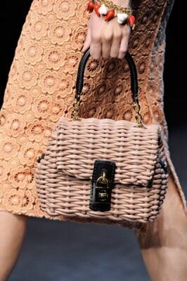 Небольшая модная сумка крупного плетения пудрового оттенка с подчёркнутой чёрной застёжкой-флэп из коллекции сумок 2013 года от Dolce&Gabbana