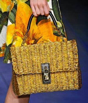 Модная сумка горчично-золотистого цвета с замком-клапаном, выполненная из плетённого натурального волокна из коллекции сумок 2013 года от Dolce&Gabbana