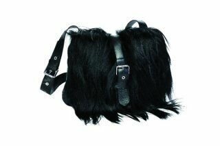 Модная сумка-сэтчел, отделанная мехом с длинным чёрным ворсом, декорированная перехватывающим ремешком из коллекции сумок осень-зима 2013-2013 от Longchamp