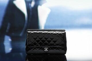Модная сумка из чёрной стёганой лакированой кожи на застёжке-клапане и плетёной ручкой из коллекции сумок осень-зима 2013 от Chanel