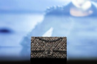Модная сумка-флип, сделанная из стёганого твида бежево-коричневого оттенка с переплётённой тонкой ручкой из коллекции сумок осень-зима 2013 от Chanel
