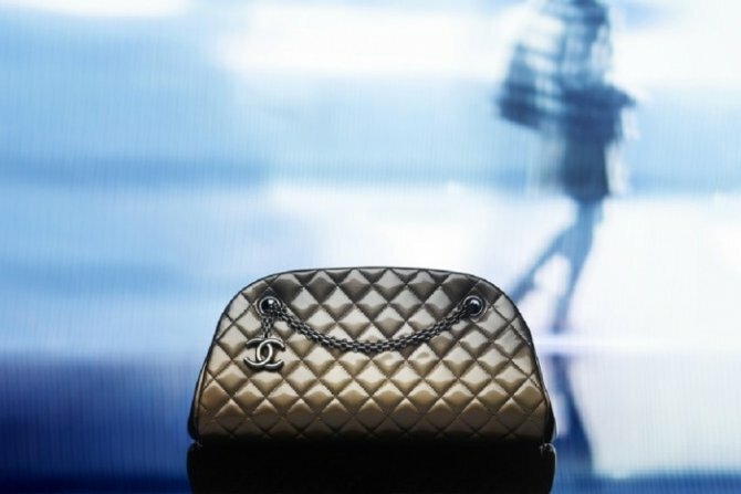 Модная сумка из стёганой кожи серо-бежевого оттенка огруглённой трапециевидной формы с цепочкой и логотипом из коллекции сумок осень-зима 2013 от Chanel