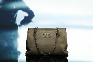 Модная сумка-тоут бежево-коричневого оттенка из прошитой кожи, украшенная плетёной ручкой, сочетающей кожу и металл из коллекции сумок осень-зима 2013 от Chanel