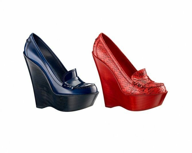Модные закрытые туфли на танкетке, выполненные в синем цвете и красной гамме, из коллекции весна-лето 2013 от Louis Vuitton. 