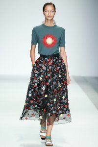Модная двухслойная юбка на 8 марта с цветочным принтом от Holly Fulton.