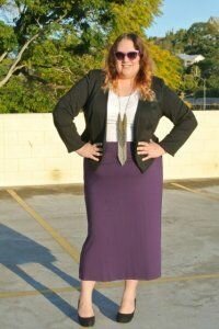 Модная юбка на 8 марта фиолетового цвета, длиной ниже колен.