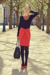 Оригинальная асимметричная юбка на 8 марта красной расцветки.