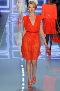 Морковно-красное платье чуть выше колен