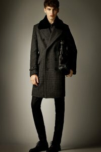 Мужское драповое пальто угольного оттенка длиной выше колен с меховым воротником из коллекции Burberry Prorsum в сочетании с чёрными брбками, сумкой чёрного цвета Burberry Prorsum и туфлями чёрного тона от Burberry Prorsum.