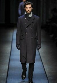 Зимнее драповое пальто тёмно-синего оттенка двубортного фасона с длиной ниже колен из коллекции Canali в сочетании с перчатками чёрного цвета, классическими чёрными брюками Canali и туфлями чёрного тона от Canali.
