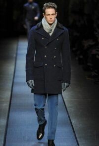 Зимнее драповое пальто полуночно-синего оттенка с накладными карманами от Canali в сочетании с шарфом серой расцветки, брюками голубого тона Canali и чёрными туфлями Canali.