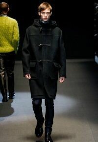Мужское драповое пальто чёрного цвета, дополненное капюшоном и накладными карманами, из коллекции Canali в сочетании с брюками тёмно-синего оттенка Canali и туфлями чёрного тона от Canali.