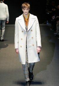 Мужское драповое пальто на зиму двубортного фасона из новой коллекции Gucci в сочетании с брючным костюмом клетчатого принта серых оттенков Gucci и туфлями тёмно-серого тона от Gucci.
