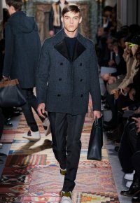 Короткое драповое пальто для мужчин тёмно-серого оттенка от Valentino в сочетании с классическими брюками чёрного цвета Valentino и туфлями бело-коричневого тона Valentino.