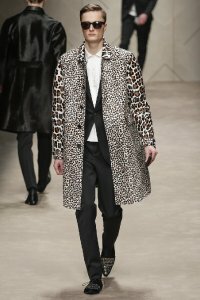 Кожаное пальто леопардового принта с длиной до колен от Burberry Prorsum в сочетании с брючным костюмом чёрного цвета, белой рубашкой Burberry Prorsum и туфлями чёрно-серебристого тона от Burberry Prorsum.