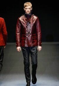 Короткое кожаное пальто двубортного фасона тёмно-красного тона из коллекции Gucci в сочетании с шарфом фиолетового цвета, брбками угольного оттенка Gucci и чёрными туфлями Gucci.