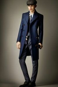 Мужское пальто полуночного синего оттенка приталенного силуэта с длиной до колен от Burberry Prorsum в сочетании с брючным костюмом серого тона Burberry Prorsum и туфлями чёрного цвета от Burberry Prorsum.