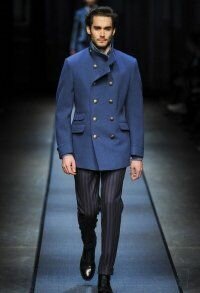 Короткое мужское пальто синего цвета двубортного фасона от Canali в сочетании с брюками тёмно-серого оттенка Canali и чёрными туфлями от Canali.