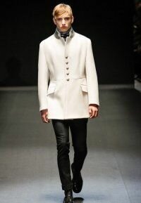 Белое мужское пальто приталенного силуэта средней длины из коллекции Gucci в сочетании с брюками чёрного цвета Gucci и туфлями чёрного тона от Gucci.