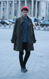 Мужское пальто угольного оттенка свободного силуэта с длиной до колен в сочетании с рубашкой синего цвета, чёрными брюками и ботинками чёрного тона.