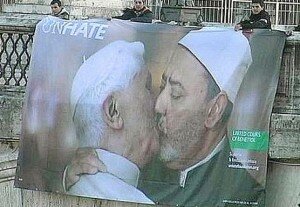 Папа римский и египетский имам в дружественном поцелуе