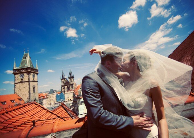 Свадебная фотография на крыше здания в Праге