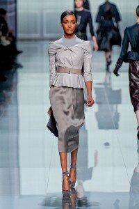 Светло-серый жакет и тёмно-серая юбка из коллекции Dior