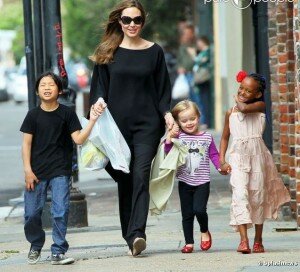 Анджелина со своими тремя детьми делает покупки