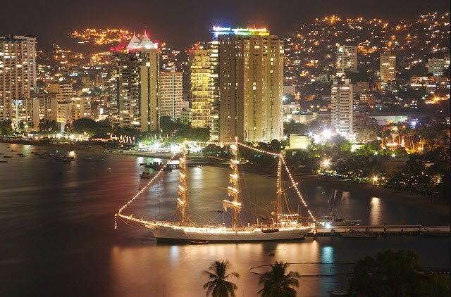 вид на бухту Акапулько ночью