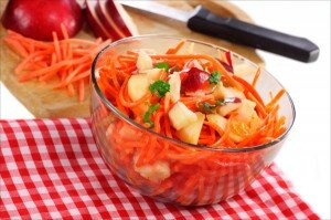 Салаты из капусты, моркови, яблок, свеклы - очистят кишечник и насытят витаминами