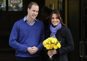 Любимый муж принц Чарльз встречает жену из больницы только с цветами!