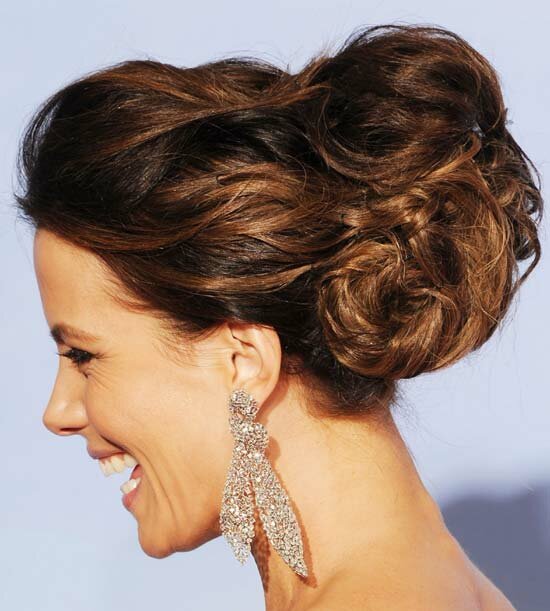 Эффектная укладка для длинных волос от Кейт Бекинсейл на церемонии вручения премии Золотой Глобус в 2012 году