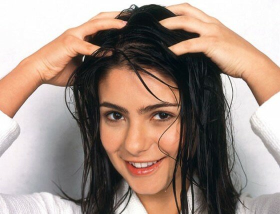 Раствор с мумие можно втирать в кожу головы перед каждым мытьем волос