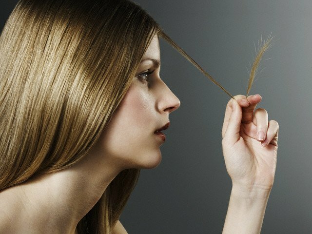 При правильном уходе и использовании масок для волос можно избавиться от секущихся кончиков.