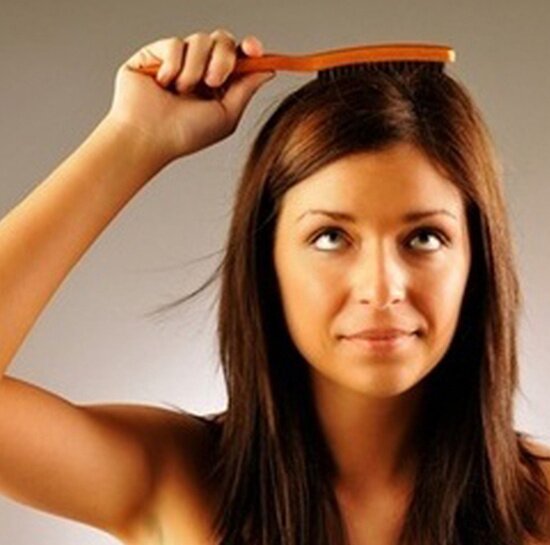 Для тонких волос нужно приобрести щетку с мягкой щетиной.