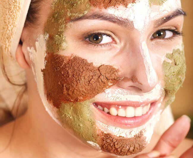 Домашняя маска из глины - самое популярное и эффективное средство для подтягивания кожи лица.