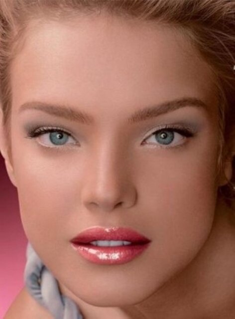При создании дневного макияжа важно учитывать цвет глаз.