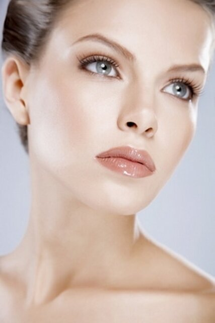 При нанесении дневного макияжа нужно учитывать особенности глаз и лица.