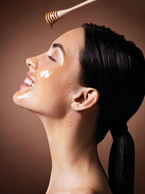Маски с медом эффективно отбеливают кожу лица.