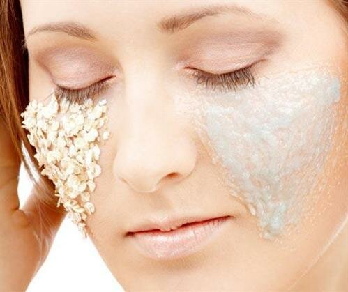 Маска из овсянки известна свойством омолаживать кожу лица.