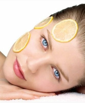 Лимон является самым распространенным средством для отбеливания кожи лица.