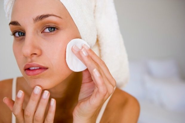 Чтобы не допустить появление черных точек, необходимо два раза в день очищать кожу лица.