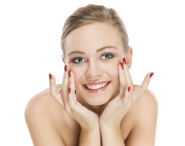 Начинать использовать крема для кожи вокруг глаз против морщин нужно с 26 лет.