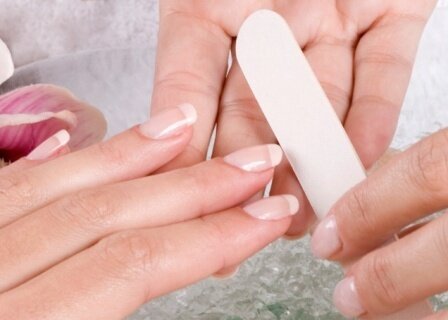 Перед тем, как использовать накладные ногти, удалите кутикулу, заусенцы, подпилите свои ногти.