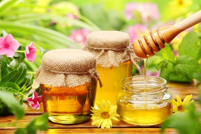 Мед богат аминокислотами, витаминами и другими полезными элементами для кожи.