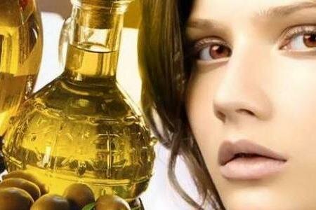 Очищение лица оливковым маслом, помогает избавиться от ороговевших частиц кожи.