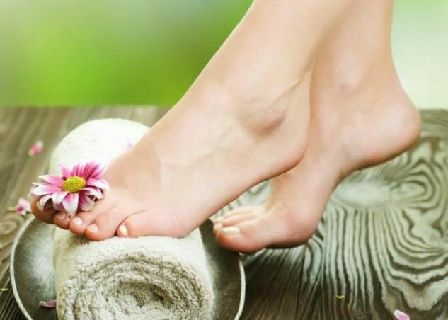 Распознать грибок ногтей на ногах можно по характерным симптомам.