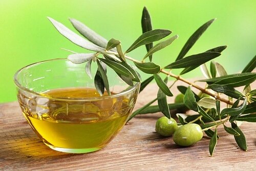 Оливковое масло подходит для ухода за кожей вокруг глаз.