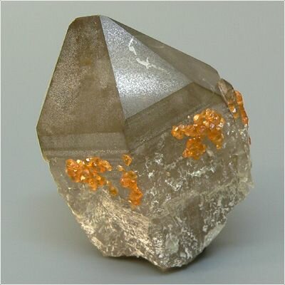 Даже не ограненный кристалл дымчатого кварца очень красив