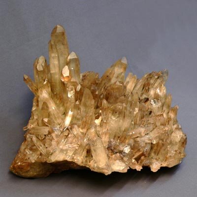 Золотые кристаллы кварца - редкая, но очень красивая форма 